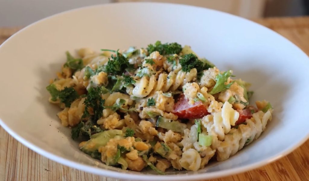 Kikhernepastasalaatti