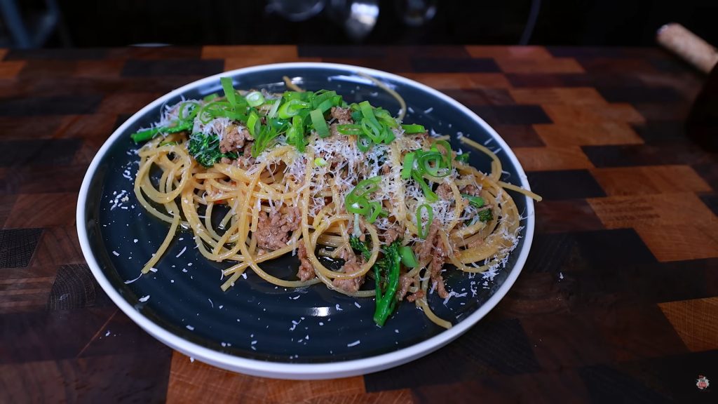 Valkosipuliset nuudelit tai pasta